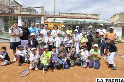 Los tenistas, entrenadores e invitados que participaron de la clínica, junto a Larry Dupleich