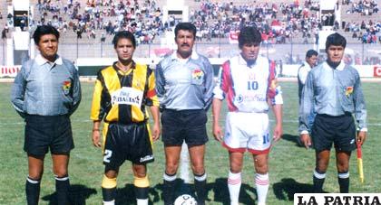 Miguel Zurita junto al capitán de Atlético González, en ocasión de la Copa Simón Bolívar de 1993