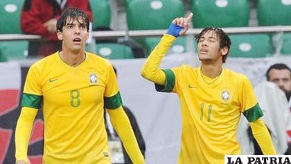 Ricardo Kaká junto a Neymar, figuras de la selección de Brasil