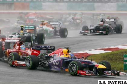 Sebastian Vettel toma la delantera en una de las curvas del circuito de Malasia