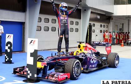 Sebastian Vettel celebra el triunfo sobre su coche