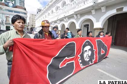 Representantes de la COD en una marcha de protesta