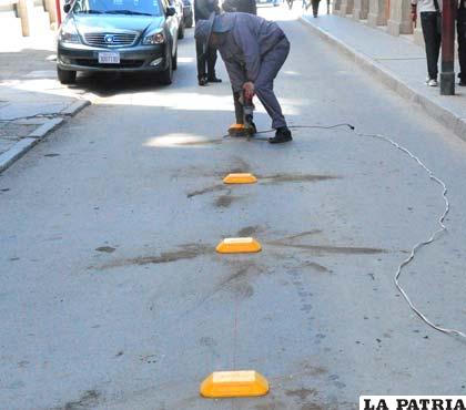 Así se colocaron los “tachones” para intentar un mejor tráfico vehicular