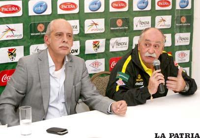 El titular de la Federación Boliviana de Fútbol, Carlos Chávez y el estratega Xabier Azkargorta