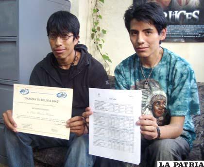 Jóvenes realizadores del video sostienen el certificado y la hoja de calificaciones