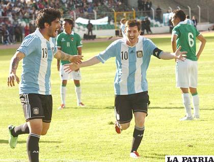 Ever Banega y Lionel Messi festejan el gol del empate
