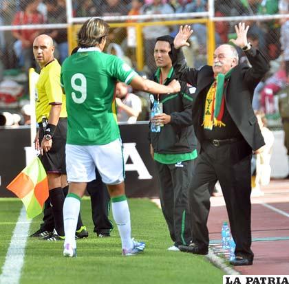 Azkargorta celebra con Martins el gol boliviano