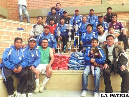 Integrantes del equipo Unión San José que se consagraron campeones del torneo por el Día del Padre