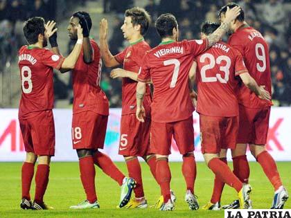 Festejo de los jugadores de Portugal por la victoria en Azerbaiyán