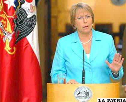 Bachelet volvió a Chile para candidatear a la Presidencia de su país