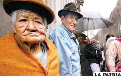 Los adultos mayores hacen fila para cobrar su bono