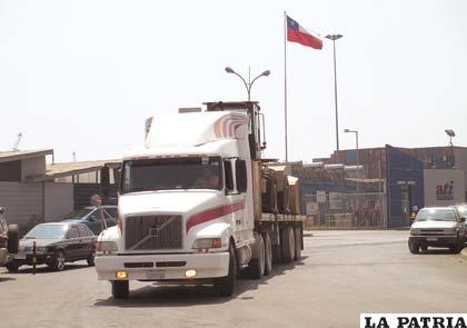 Un camión boliviano sale del puerto de Antofagasta