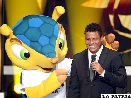 Ronaldo, junto a la mascota del mundial 2014