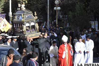 La procesión del Santo Sepulcro saliendo de la Catedral de Oruro, causó un sentimiento de sobrecogimiento