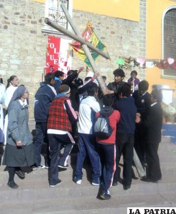 Estudiantes del Colegio “Socavón” entregan la cruz a sus similares del Colegio “Jesús María”