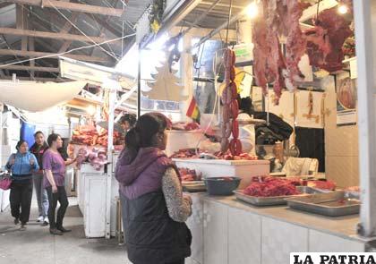 Sector de la venta de carne al interior del mercado “Campero”