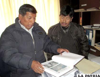 Personeros de la Secretaría de Minería revisando estudios sobre exploración
