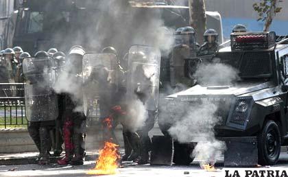 Carabineros de Chile arremetió contra los estudiantes protestantes