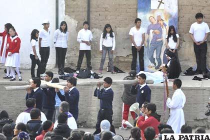 Alumnos del Colegio Socavón llevan a cuestas la Cruz
