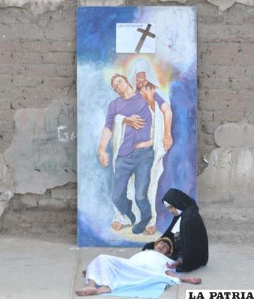 Representación de la muerte de Cristo realizada por alumnos del Colegio Socavón