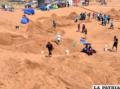 Poco a poco numerosas personas llegaban a los arenales de Cochiraya