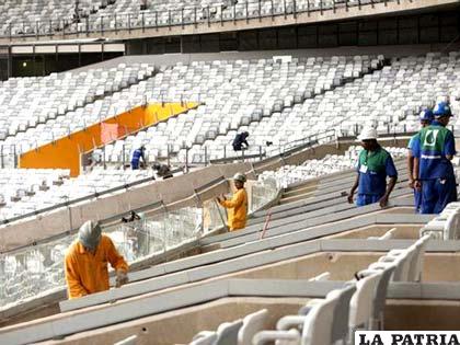 Obreros trabajan en los estadios para el Mundial de Brasil