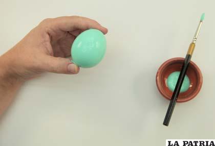 PASO 2
Cuando cubras el huevo con uno de los colores de pintura, déjalo secar por un tiempo: no tardará demasiado.