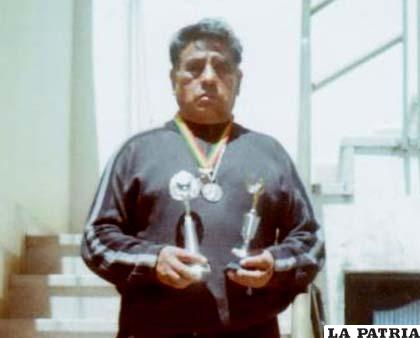 El pugilista Hugo Choque con sus trofeos y medallas