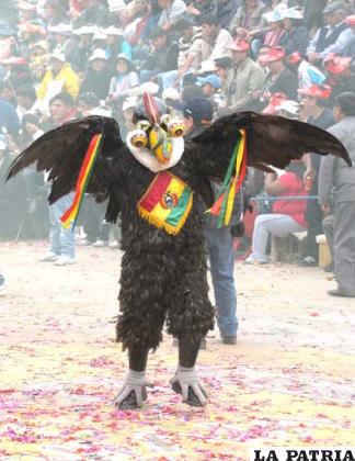 CÓNDOR: El personaje del cóndor está considerado como una deidad andina, protectora de los dones de la Pachamama (Madre Tierra) y de la gente del altiplano. En la cosmovisión andina, representa el Taypi (medio), es un nexo entre el bien y el mal, motivo por el que danza en medio de las huestes infernales y el Arcángel Miguel.
La vestimenta general de este personaje es de color negro, su cuerpo está totalmente cubierto de plumas, la careta que usa es de color negro y es semejante a la cabeza de un cóndor, cuya característica principal son los ojos saltones, un lagarto se desplaza desde la cresta hasta el pico.
En la parte del cuello tiene un plumón blanco fino igual al del ave, en las extremidades superiores lleva unas alas que terminan en las muñecas del danzarín en cuyas manos lleva una pañoleta o cintas de colores que simbolizan la bandera boliviana (rojo, amarillo y verde), concluye el disfraz con unas botas también de color negro.