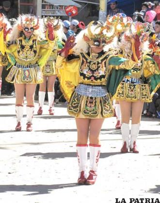 DIABLESA: La diablesa es un personaje de reciente creación que representa la lujuria y la sensualidad, es portadora de los siete pecados capitales, facilitando la tarea de Lucifer que pretende dominar a los humanos.
Su labor consiste en abrir espacio para la presentación del conjunto, por otro lado estos personajes constituyen una apreciable oportunidad para que la juventud, a través de innovaciones, muestre la jovialidad, coquetería y simpatía femenina.
El personaje de la diablesa utiliza sólo media careta, es decir hasta la nariz, en la parte frontal se ubica un dragón, sus ojos son saltones y sus pestañas largas; tiene orejas largas y puntiagudas junto a dos cuernos dispuestos en dos medios arcos. Completa la careta una peluca rizada.
Lleva una especie de vestido entero, corto, una pechera fabricada en dimensiones más pequeñas, lleva en la espalda tres pañoletas más pequeñas que las del diablo, usa una faja y un pollerín.
En las manos lleva guantes, una pañoleta y una víbora, completan la vestimenta unas  botas.