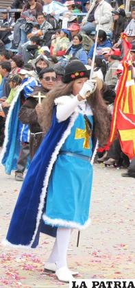 CRISTÓBAL COLÓN: Este personaje representa al hombre histórico que conquistó América y en la danza lleva la bandera azul con figuras, al centro una cruz, a los lados una corona y un león de color dorado.
Lleva un sombrero de ala ancha, doblado en ambos costados, en el lado derecho dos plumas de color blanco.
El danzarín lleva un blusón largo hasta la rodilla confeccionado en tela de satén (brilloso), cerrado en el cuello, la manga tiene que ser larga.
Sobre el blusón lleva una túnica con una extensión  que también llega hasta la rodilla, confeccionado con tela raso de colores vivos azul y amarillo.
Además, en las manos guantes de color blanco, en la mano derecha lleva una bandera de terciopelo negro, bordada con símbolos de la Corona Española (la cruz y el león) con hilos dorados y rojos.
Luce medias de color blanco que lleguen hasta la cintura y zapatillas de tela de color negro, con ribetes dorados.