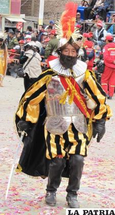FRANCISCO PIZARRO: Este personaje representa al conquistador español, en la danza es el que lidera al grupo, para distinguirse de los demás lleva una banda con los colores de la bandera de España.
El danzarín lleva un casco de metal semejante al que los españoles trajeron en la época de la conquista, se adorna con dos plumas que van encima del casco.
Además se destaca la barba negra y larga como de los conquistadores.
Lleva una camisa con mangas anchas a rayas de colores, en el cuello lleva un capellón  plisado de color blanco que cubre los hombros y el cuello.
En el pecho porta una banda con los colores de la bandera española (rojo y amarillo) en el que se puede leer el nombre del personaje “Pizarro” que se cruza desde el hombro hasta la cintura.
Se distingue por la capa, en ambas caras con bordados de color dorado y plata en el que se aprecia dos espadas cruzadas como elemento decorativo principal. El borde presenta un ribete de color dorado.
Luce guantes de color negro, en la mano derecha blande una espada, símbolo de la Conquista.
Lleva un calzón o bombacho ancho hasta las rodillas, además de unas botas negras hasta la rodilla.