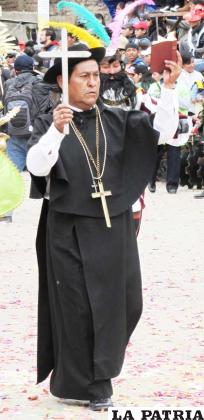 FRAY VALVERDE: Este personaje fue el capellán de Panamá, nombrado Obispo de Tumbes, en la danza es guía y baila solo.
Lleva un sombrero hecho de lana de oveja, es de ala ancha de color negro, decorado con una cinta del mismo color.
Porta una túnica de color negro que llega hasta los tobillos del danzarín, dentro del mismo una camisa blanca, solo se puede apreciar la parte del cuello y los brazos.
Además tiene una capilla corta de color negro, va en los hombros sobre la túnica. El pantalón tiene que ser de tela de color negro.
Un rosario colgado en el cuello símbolo de la religión católica, también un crucifico de madera en la mano derecha, mientras que en la izquierda tiene una biblia.
Lleva medias y zapatos de color negro.