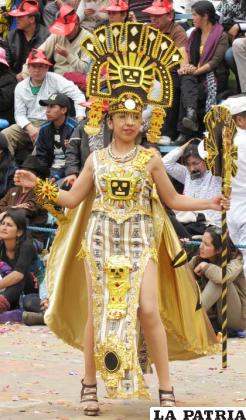 MAMA OCLLO: Este personaje representa a Mama Ocllo para los Urin Cuzco y Mama Huaco para los Huanan Cuzco, eran dos nombres atribuidos a una misma persona. La primera, reina del Cuzco Incaico, era según lo contado por Guamán Poma, una hermosa mujer, dotada de poderes sobrenaturales, que contribuyeron a darle el prestigio de Hijos del Sol y la Luna a ella y a su hermano como esposo, Manco Capac.  
Este personaje lleva corona o k’allara, representa al tupa yawri (hacha ceremonial de oro) hecha de hojalata trabajada en alto relieve con iconografía incaica, figuras geométricas y otros de color dorado representado al oro.
Ostenta aretes de oro, plata, cobre o hueso manufacturas cilíndricas con los más diversos pendientes de turquesa.
El cabello tiene que estar recogido en una sola trenza entrelazada por el llauto (trenza tejida de lana o cintas).
Tiene el tocapu bordados que realizaban las Acllas para adornar la vestimenta de los Apukanas.
Este personaje lleva la lliclla o manta, sólo es ornamental, de tela negra, al interior se aprecia el color verde, esta es muy larga y se observan elementos decorativos como el sol y la cruz andina.
En la cintura lleva la faja o chumpi generalmente tejido de unos 30 centímetros de ancho adornado con pedrería.
En las piernas lleva cintillos o tiras tejidas de varios colores que son trenzadas alrededor de la pierna hasta la rodilla y en los pies sandalias de cuero.
