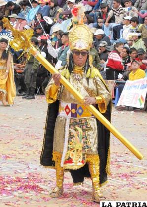 MANCO CAPAC: Este personaje representa el primer emperador y fundador del Tawantisuyo: al hijo del Sol que viene a reinar a pueblo de los Incas. Edificó el Curi Cancha (Templo del Sol), para adornarlo, como también a la luna. 
Sin guerras más bien engaños y encantamientos logró ser emperador absoluto del Cuzco.  
Mallku K’apaca, que significa el señor poderoso, su característica principal en lo referente a la vestimenta es la utilización del cetro Tupayauri. Reinó desde 1019 al 1054 cuando muere. Su reinado duró 35 años.
Este personaje lleva corona o k’allara, representa al Tupa yawri (hacha ceremonial de oro) hecha de hojalata trabajada en alto relieve con iconografía incaica, figuras geométricas y otros de color dorado representado al oro.
El llawt’u trenza o cordón de lana o cintas de varios colores de 1 centímetro que van en forma de tocado, además plumas de tres colores (rojo, amarillo y verde) o plumas de qoriqenqe denominado así porque en el incario se utilizaban plumas de un ave acuática blanca y negra, considerada sagrada.
Las orejeras o minrichalay cubren las orejas como símbolo de nobleza son de cartón prensado forrado con tela bordada y apliques de pedrería.
El pecho tiene que ir descubierto, ahí va la pechera símbolo de la realeza hecha de tela de aguayo bordada con hilos dorados que representan el oro decorado con el sol y figuras geométricas.
Lleva el pollerín Qhapaj Unku que cubre desde la cintura hasta las rodillas hecha de tela de aguayo de color dorado, además tiene la capa larga de color negro con bordes dorados en el interior color verde de tela hecha de lana de llama.
Lleva en la mano izquierda el Waman-Champi o Cetro Real es un mazo corto que lleva en la cúspide alegorías labradas en forma de halcón o el sol representa el poder del inca. En los pies lleva mascarillas de oro.