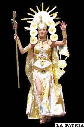 ACLLA: Este personaje representa a las vírgenes, quienes aprendían a confeccionar los tejidos en aguayo (qhellca) para las vestimentas del Inca. Como principal  características, llevan instrumentos relativos a la música y el tejido. En la danza, representan los sacrificios que se realizaban en la época del incario, resaltando la imagen de un Tupa – yawri que es un hacha ceremonial de oro,  simbolizando el poder de los ricos ceremoniales en honor a sus Dioses.
Este personaje lleva corona o k’allara, representa al Tupayauri (hacha ceremonial de oro) hecha de hojalata trabajada en alto relieve con iconografía incaica, figuras geométricas y otros de color dorado representado al oro.
Lleva aretes de oro, plata, cobre o hueso manufacturas cilíndricas con los más diversos pendientes de turquesa.
El cabello tiene que estar recogido en una sola trenza entrelazada por el llauto (trenza tejida de lana o cintas).
En el cuerpo tiene el anaku, acsu o vestido conjunto que utilizaban las mujeres en el Tahuantinsuyu, hecho de tela negra abierto desde la cintura ambos lados de las piernas, bordados con colores dorados se utiliza iconografía incaica, lleva el Cuyuchi (arcoíris), son las joyas que acompañan a la indumentaria y que le dan brillo multicolor.
El tocupo son los bordados que realizan las Acllas para adornar la vestimenta de las Apukanas (rico, eminente, grande) la iconografía incaica muestra la relación que existía con el hombre, los animales y elementos de la naturaleza.
En la cintura lleva colq’e huaranchico, faja generalmente hecha de monedas, representan al oro y la plata que se utilizaba en el incario. Muestra huiscos o sandalias de cuero pintadas de color dorado.