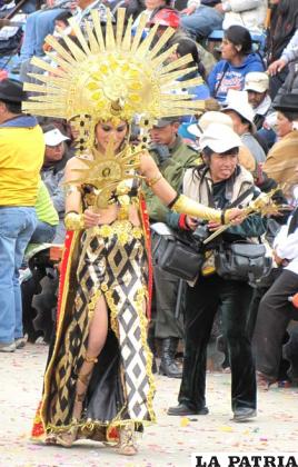 COYA: Este personaje representa a la Rei-
na del Imperio, esposa del Inca, no tiene poder político, sin embargo, toma decisiones sobre temas relacionados con el pueblo, es respetada y sus ideas puestas en práctica.  
Muchas de ellas con fuerte inclinación a la guerra muchas despiadadas con los esclavos y prisioneros. Otras llegaron a ser grandes Coyas amadas y respetadas por el pueblo, por su carisma y el trabajo social que estas realizaban. 
En la danza, los reyes Incas son acompañados por sus Coyas. 
La danzarina muestran una corona o k’allara (una alegoría a Aiapaiec el dios de la muerte), hecha de hojalata trabajada en alto relieve con iconografía incaica, tales como el sol, figuras geométricas y otros.
Lleva aretes de oro, plata o hueso manufacturas cilíndricas con los más diversos pendientes de turquesa.
El cabello tiene que estar recogido en una sola trenza entrelazada por el llawt’u (trenza tejida de lana o cintas).
En el cuerpo tiene el anaku, acsu o vestido conjunto que utilizaban las mujeres en el Tawantinsuyu, abierto desde la cintura ambos lados de las piernas, bordados con colores dorados se utiliza iconografía incaica, lleva el cuyuchi (arcoíris), son las joyas que acompañan a la indumentaria y que le dan brillo especial.
Además tiene la lliclla o manta solo es ornamentales, se aprecia el sol como elemento decorativo.
Lleva huiskos o sandalias de cuero de color dorado.