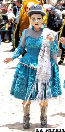 CHINA MORENA: Desde el ingreso de la Ñaupa China en el Carnaval de Oruro, se quiso dar mayor feminidad al personaje y es así que surgió la China Morena, que representa a la pareja del moreno. Antes esta figura era representada por un hombre, porque no participaban mujeres durante la entrada.
Utiliza un sombrero elaborado con lana de oveja, forrado con tela y adornado con detalles. El cabello es recogido en dos trenzas que cuelgan sobre la espalda, sujetas con tullmas. La careta, hecha de material sintético como fibra de vidrio, con rasgos muy delicados, ojos grandes, pestañas largas, espesas cejas y una amplia sonrisa, cubre toda la cara. 
Lleva una blusa con mangas largas de tela brocada, la mantilla está bordada con hilos de colores y flecos largos, va colgada en el hombro izquierdo. La mano está adornada con joyas de oro y plata. La pollera va desde la cintura hasta la pantorrilla, debajo de ella están las enaguas, hechas de tela delgada y encajes. Los botines tienen tacos altos.