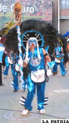 CHUNCHO: En la cabeza utiliza chunchera que es un adorno de plumas multicolores que se arma en base a cartón forrado con tela, tiene adornos de pedrería y lentejuelas.
Lleva una peluca que se suelta sobre los hombros, desde la cabeza cuelgan flecos elaborados con cuentas, tiene una máscara elaborada de material sintético con los pómulos y la nariz pintados con líneas de colores.
En el pecho y la espalda lleva una blusa de manga larga y un faldón hecho de tela, donde generalmente, en el centro, destaca la figura de un escorpión bordado con lentejuelas, mientras que la parte del pecho está adornado con flecos de colores.
Tiene guantes, puñeras hechas de tela y plumas, no llevan nada en la cintura, usan un buzo de tela y zapatillas deportivas.