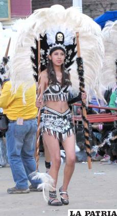 MUJER CHUNCHO: En la cabeza lleva una chunchera, adorno de plumas multicolores que se arma en base a cartón forrado con tela, bordado en el centro, con lentejuelas y, los costados adornados con pedrería de varios colores, se acomoda sobre la cabeza y desde allí salen plumas que se abren hasta la altura de los hombros, tiene un alto aproximado de 40 centímetros y 60 de ancho.
Utiliza una polera corta hecha de tela, está bordada con lentejuelas en el pecho y adornada con flecos de colores que cuelgan y tapan el estómago.
Tiene puñeras hechas de lana y plumas, en el brazo derecho lleva brazaletes con la figura de un toba, algunas portan una especie de lanza.
Usa una falda corta con aberturas a los costados, destacando figuras que están bordadas con lentejuelas y cuelgan flecos elaborados con canutillos de colores.
Lleva tobilleras de tela adornadas con plumas y zapatillas forradas con la misma tela del traje y lentejuelas.