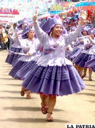 MAMALA: Las mamalas representan a las mujeres más ancianas y respetadas de las comunidades del área rural. En la danza llevan un atavío oscuro, signo de madurez y respeto, por lo general este personaje recae en la promesante más antigua que tiene que ubicarse a la cabeza de la tropa.
La danzarina lleva una montera característica de esta danza, de forma pentagonal, confeccionada con paño, en la parte central tiene bordada una llama que simboliza la danza.
Tiene una blusa con mangas largas y pliegues en la cintura, aguayo o manta multicolor envuelta en forma cruzada y colgada en la espalda (por encima del hombro y debajo del brazo). En la mano derecha una honda. Lleva una pollera larga y abarcas de cuero, baila sin medias.