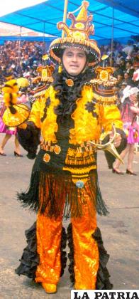 WAPHURI: El personaje el waphuri hace referencia al guía en la danza de la cullaguada, puesto que a la voz de mando ¡waphu! dirigía a los de su gremio, hiladores, que retornando de las grandes ceremonias del incario, convertían el vellón de los camélidos en caytu (tejido de lana).
Era el encargado de vigilar la producción, similar a un capataz, gozaba de ciertos privilegios. Era mujeriego y conquistador, de esta manera, en la danza es satirizado usando una careta con una nariz descomunal y verruguienta.
Su sombrero es bastante particular, ya que la copa lleva una figura similar a la charretera del chaleco. Presenta dos conos, a diferencia de uno, que lleva el chaleco. La careta posee rasgos pintorescos, con una nariz curveada y puntiaguda, ojos claros (celestes) con cejas delineadas y pestañas espesas, ligeramente ruborizada hace juego perfecto con la sonrisa que muestra sus dientes, algunos son dorados, haciendo notar que son de oro. A esta figura le acompaña una pipa de tamaño mediano de color dorado.
Lleva camisa, una corbata larga que llega hasta la cintura, chaleco confeccionado sobre una estructura sólida y resistente, cubierto con tela. Lleva a manera de solapa un bordado con hilos, pedrería y perlas. La parte interior se encuentra igualmente bordada con figuras circulares, además de llevar figuras mitológicas como el lagarto.
Tiene charreteras de las que penden flecos de perlas, en la parte superior lleva un cono forrado con tela. Algunas veces usa guantes blancos con puñeras y un distintivo. La rueca es el elemento simbólico y principal de la danza del kullawa, está hecha de madera y para darle sentido festivo lleva decoraciones de cola de rata, lentejuelas, perlas, borlones y cintas. Su faja es símbolo de poder económico, representado por las monedas antiguas.