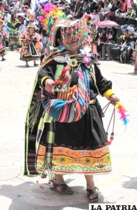 MAMA JILAKATA: Es la compañera del mallku y junto a él representan a las autoridades originarias de la marka que es el pueblo y tierras de un ayllu o comunidades indígenas, está a cargo de velar el bienestar de los wawaqallus. En la danza baila como figura, ya que su atavío lleva elementos diferentes a los de las imillas o en su defecto usa un silbato como jefa de bloque, en este entendido al interior del conjunto tiene a su cargo, velar por todas las imillas wawas.
Lleva sombrero adornado con plumas teñidas de diversos colores, y un cordón como sujetador, en el mismo se colocan espejos pequeños, bordeados con puntos que le dan forma de sol.
Sus trenzas están sujetas con tullmas, que es un cordón de lana trenzada de más de 30 centímetros de largo, adornado con canutillos. En las orejas utilizan aretes largos que brillan como el oro.
Su blusa confeccionada con bayeta de la tierra, con mangas largas y anchas en cuyos bordes tiene flores bordadas; en la espalda cuelga el aguayo que forma un bulto, en el cuello la vistilla o chalina tejida con lana de llama.
Lleva pollera sujeta con una faja o chumpi y abarcas.