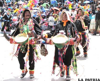 YUNTA: La yunta o toro representa la relación que existe entre el hombre y la naturaleza, el principal sustento económico de la familia campesina, motivo por el que es bien cuidado y sus cuernos adornados con serpentinas en tiempo de carnaval, es personificado por dos danzarines que por lo general son fornidos y están conducidos por otro danzante.
Los danzarines que sujetan la yunta, tienen montera con plumas, almilla confeccionada con bayeta de la tierra, saco o chaqueta, cada persona sostiene astas de res en las manos. También visten camisa, o almilla, saco, ch’uspa o waylla waylla, pantalón, waytu y abarcas.