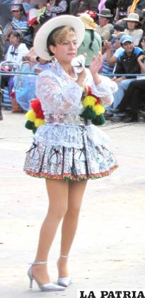 CHOLITA: Este personaje representa a la mujer campesina de los valles de Cochabamba y sus costumbres, el amor, la alegría, los correteos de la cholita con el lloqalla o cholo de la región. 
Estas manifestaciones se pueden apreciar en las festividades o tiempos de cosecha, como es el caso de la fiesta de Santa Vera Cruz, donde por costumbre, desde antaño, los jóvenes del lugar proceden a enamorar y robar a su pareja. El baile 
se realiza en pareja con movimientos 
ágiles en los que se aprecia el constante 
coqueteo.
Las cholitas llevan un sombrero 
de copa alta y de color blanco, su cabello es recogido en dos trenzas que cuelgan sobre la espalda, entrelazado con tullmas, que están tejidas en lana de oveja, muy delgadas, con tres borlas de colores en los extremos.
La blusa está hecha de seda, con mangas de tres cuartos, sueltas y anchas, sin bordados. En las manos llevan unos sombreritos en miniatura, típicos de la chola cochabambina.
La pollera es corta, sobre las rodillas, hecha de seda de variados colores, con bordados de sombreros cochabambinos en lentejuelas. Las enaguas son de tela delgada y encajes. Mientras que las sandalias son de taco alto, para dar mayor sonoridad al zapateo.