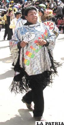 JOVEN PASTOR – LLOQALLA: Este personaje representa al pastor del altiplano, el cual siempre está al cuidado de sus ovejas, demostrando virilidad, rapidez y destreza en el manejo de la honda. Muestra su vivacidad dando saltos ágiles en los riachuelos, tapiales, lugares pedregosos, para encontrar a sus ovejas extraviadas o ahuyentadas por el zorro. 
En la danza también realizan movimientos ágiles que representan e imitan el salto del zorro, el vuelo del cóndor y el arreo de los animales. 
El joven pastor usa una camisa sencilla, mientras que el poncho está hecho de bayeta de la tierra, sin embargo, como es una danza estilizada también se le da un toque con otro tipo de telas, principalmente brillosas, para variar, ya que el conjunto folklórico por lo general entra por la noche.
También está adornado con motivos andinos, que varían según el conjunto folklórico, desde monolitos, hasta figuras típicas del valle boliviano. No llevan nada en las manos.
En la cintura tienen una faja o chumpi, que está hecha de tela de aguayo, pero también se utilizan otros materiales con figuras geométricas y otro tipo de adornos. La vestimenta se complementa con un pantalón y zapatillas de tela, para facilitar el movimiento en la danza.