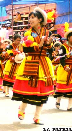 IMILLA: Como en otras danzas, a la acompañante, en la danza de los wititis se la conoce como imilla, aunque originalmente el personaje fue presentado a través de varones vestidos de mujeres. 
La imilla representa a las “ayas”, antiguas cuidadoras celosas en constante actitud de protección, muy lenta al andar.
En la danza se presenta con un sombrero blanco confeccionado con lana de oveja, adornado con la bandera boliviana y plumas de colores.
Su pelo es ordenado en trenzas adornadas por cordoncillos conocidos como “tullmas”.
Su blusa y pollera larga también son confeccionadas en bayeta de la tierra, una tira de tela dispuesta sobre los hombros cruza sobre el pecho hasta llegar a la cintura.
Tanto el varón como la mujer lucen medias gruesas tejidas con lana de oveja. Sus abarcas u ojotas son de goma.