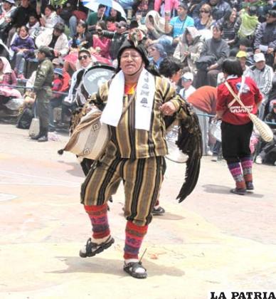 MALLKU: El mallku o cóndor representa a una deidad andina. Él conduce a la manada y baila simulando elevarse en raudo vuelo. 
Luce un ch’ulo, tejido en lana de oveja. Sobre sus espaldas lleva un cóndor disecado y con las alas extendidas, evoca una danza libre.
Viste almilla o camisa confeccionada en bayeta de la tierra. Algunas veces es multicolor a partir de la policromía del aguayo.