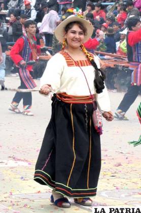 ZAMPOÑERA: Este personaje representa a la mujer del altiplano que acompaña al varón en la siembra y cosecha.
Así como los hombres, tienen un sombrero de lana de oveja, anteriormente el color de la cinta que se ponía en la copa de este sombrero era de color negro, pero actualmente se usan colores vivos para combinar con el traje que llevan, también tiene plumas en un costado.
La blusa o almilla de bayeta de tierra puede variar de colores de un conjunto a otro y de un bloque a otro, es de manga larga y ancha que facilita el movimiento de la danza, también llevan una faja de diferentes colores en el contorno de la cintura.
En algunos casos las mujeres llevan un aguayo, en otros está colgado en ambos hombros y el mismo cae por detrás hasta las pantorrillas. 
La pollera puede ser negra o de otro color pero lleva bordados con figuras relativas a la agricultura, como flores, hojas y plantas, o con ribetes de color en diferentes formas al pliegue de este atuendo, con colores chillones. En la mano llevan una honda o un aguayo pequeño, el cual se agita al ritmo de la música.