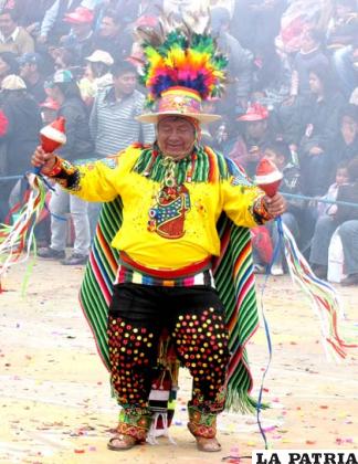 MÚSICOS: En la zampoñada también participa un personaje importante que es parte de los músicos que lleva el wilpi o lawi, palo para dar golpes, hecho de madera que posee una forma fálica, este personaje tiene, al igual que todos, un sombrero de lana de oveja. Los músicos ponen el toque de alegría, en esta danza existen mujeres y varones que interpretan este instrumento.
El traje de las mujeres es similar al de las mujeres zampoñeras, en cambio el traje de los varones es diferente: llevan la camisa de bayeta de colores más vistosos que de los demás, puede ser de tela de aguayo, o colores de la whipala, además de un chaleco con diferentes figuras bordadas, el poncho se lo lleva colgado del cuello hacia atrás y cae hasta la altura de las pantorrillas, tiene también una faja al contorno de la cintura y lleva las ch’uspas en ambos costados colgadas del cuello.
El pantalón de bayeta tiene adornos y bordados en el botapié además de lentejuelas de diferentes colores, lleva las abarcas de cuero de oveja y a veces las medias de caytu.